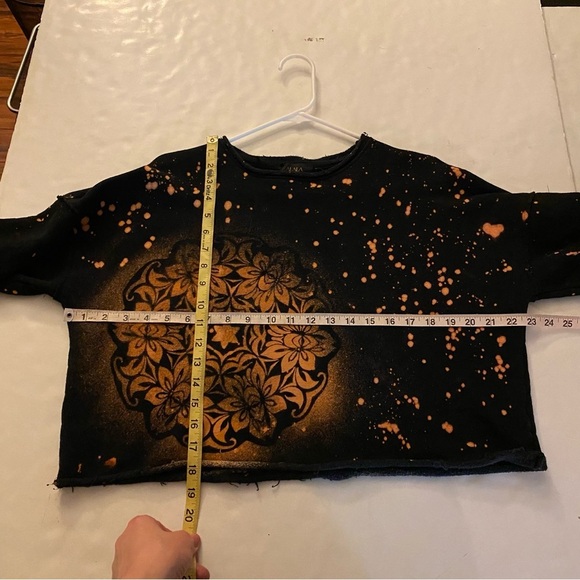 Alala Cropped Sweatshirt Womens Size Small Pullover Mandala Stencil Black Orange - Picture 10 of 12